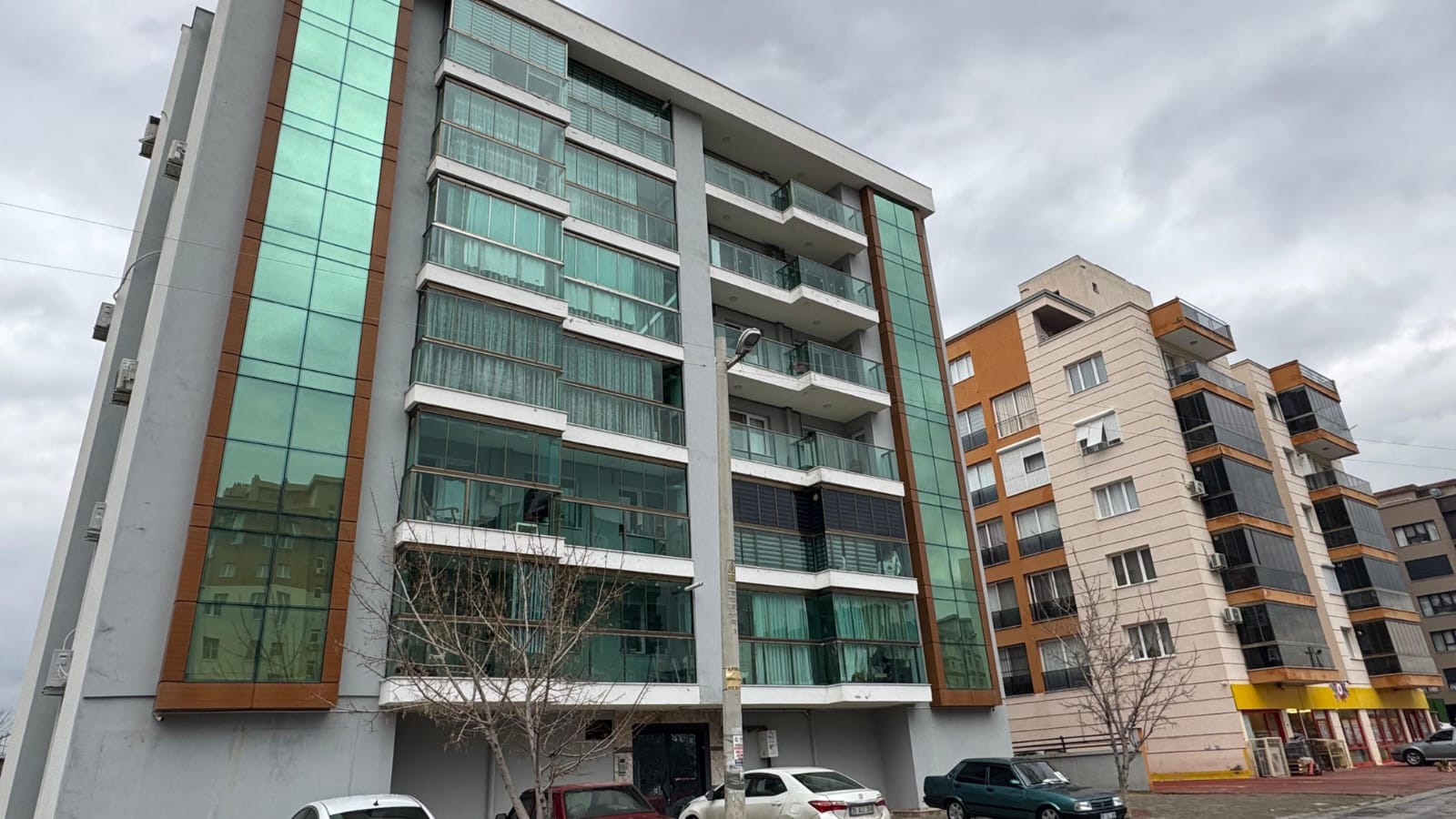 Çiğli Atatürk Mah. 3+1 Yeni Bina Kapalı Mutfak Satılık Daire