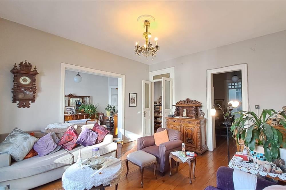 Kurtuluş Caddesi'nde Tarihi Binada Satılık Özel Daire