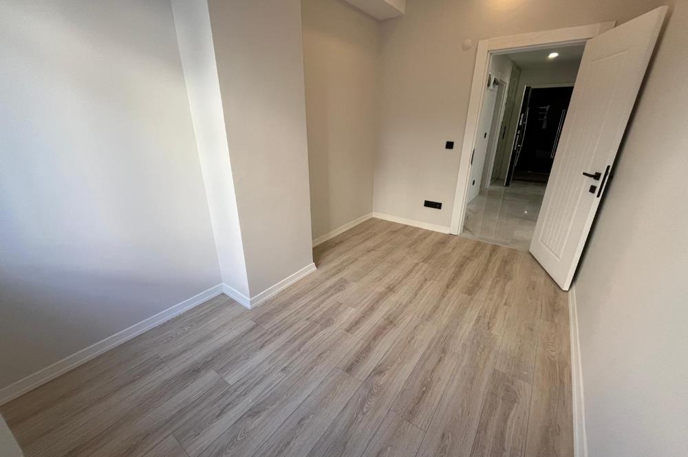 ALTINTEPE'DE 0 BİNADA EBEVEYN BANYOLU ÖN CEPHE KÖŞE 3+1