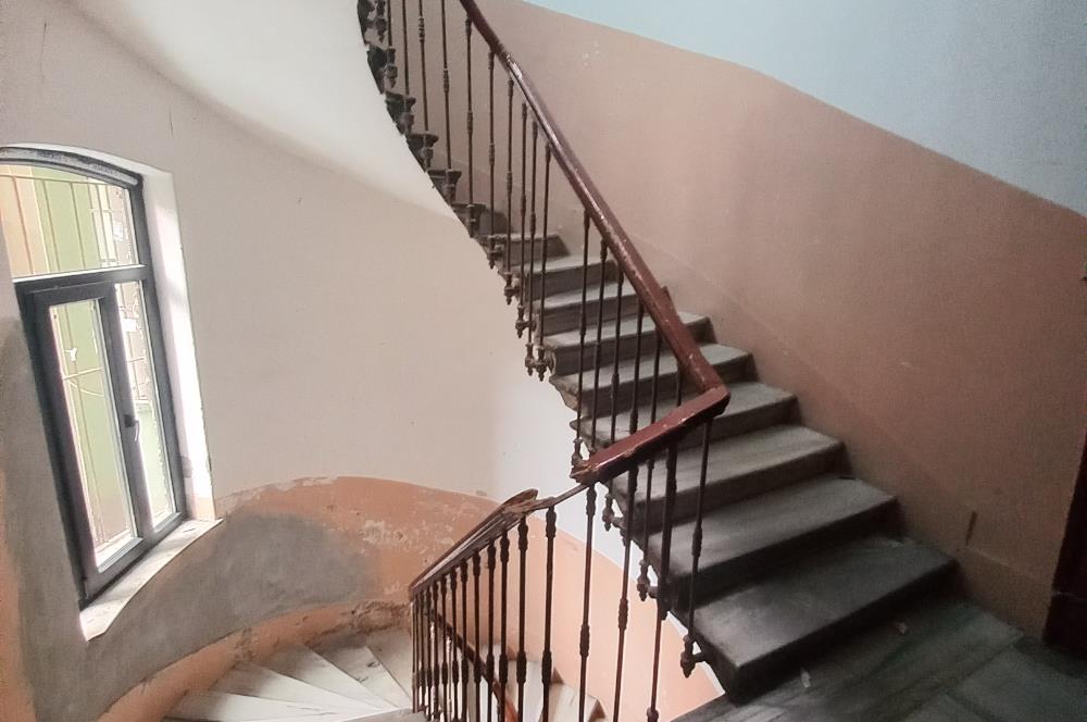 Merkezi Konum Yüksek Tavanlı Tarihi Binada Kiralık Ofis