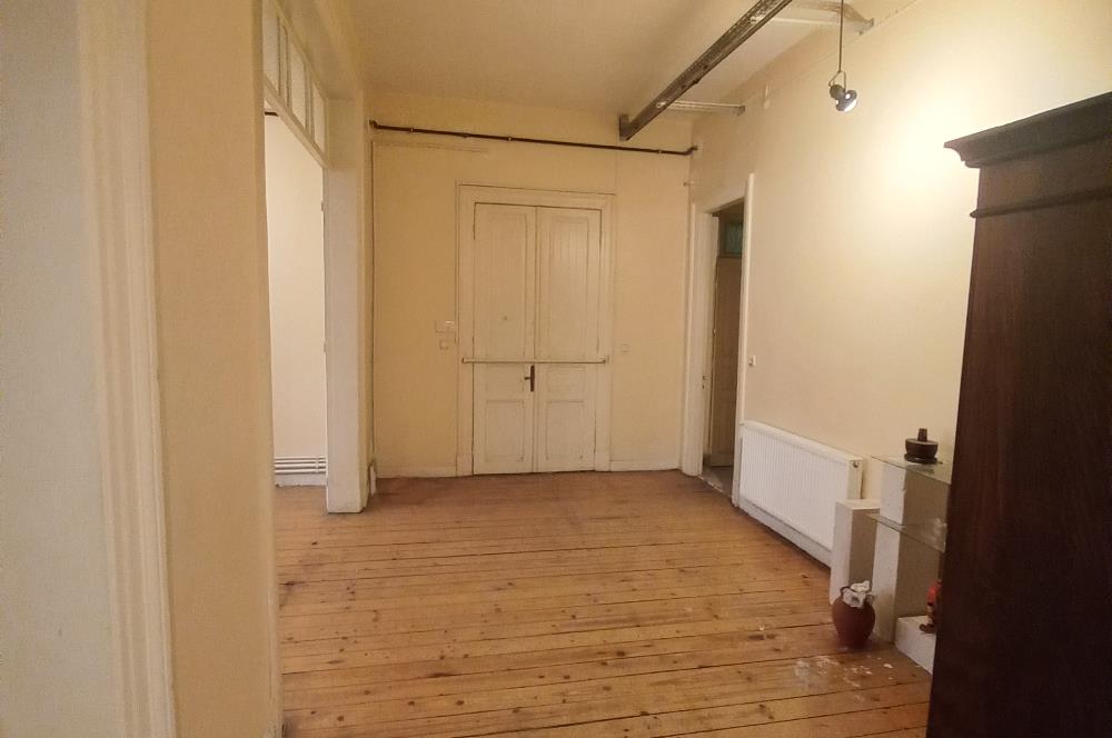 Merkezi Konum Yüksek Tavanlı Tarihi Binada Kiralık Ofis