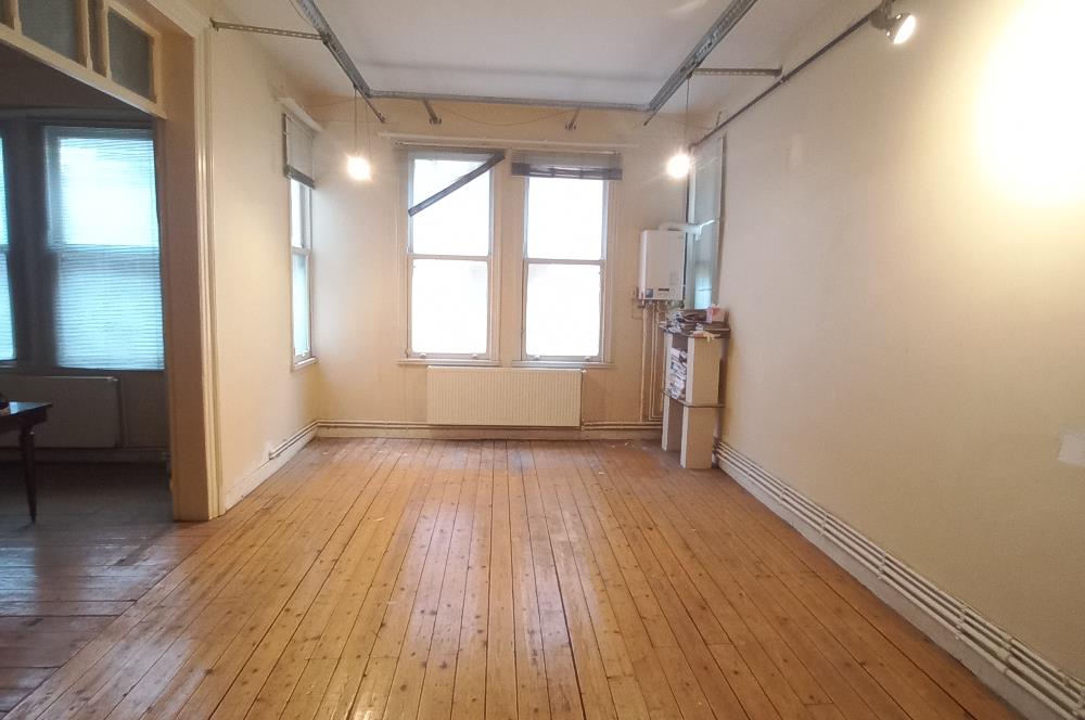 Merkezi Konum Yüksek Tavanlı Tarihi Binada Kiralık Ofis