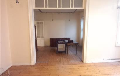 Merkezi Konum Yüksek Tavanlı Tarihi Binada Kiralık Ofis