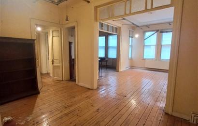 Merkezi Konum Yüksek Tavanlı Tarihi Binada Kiralık Ofis