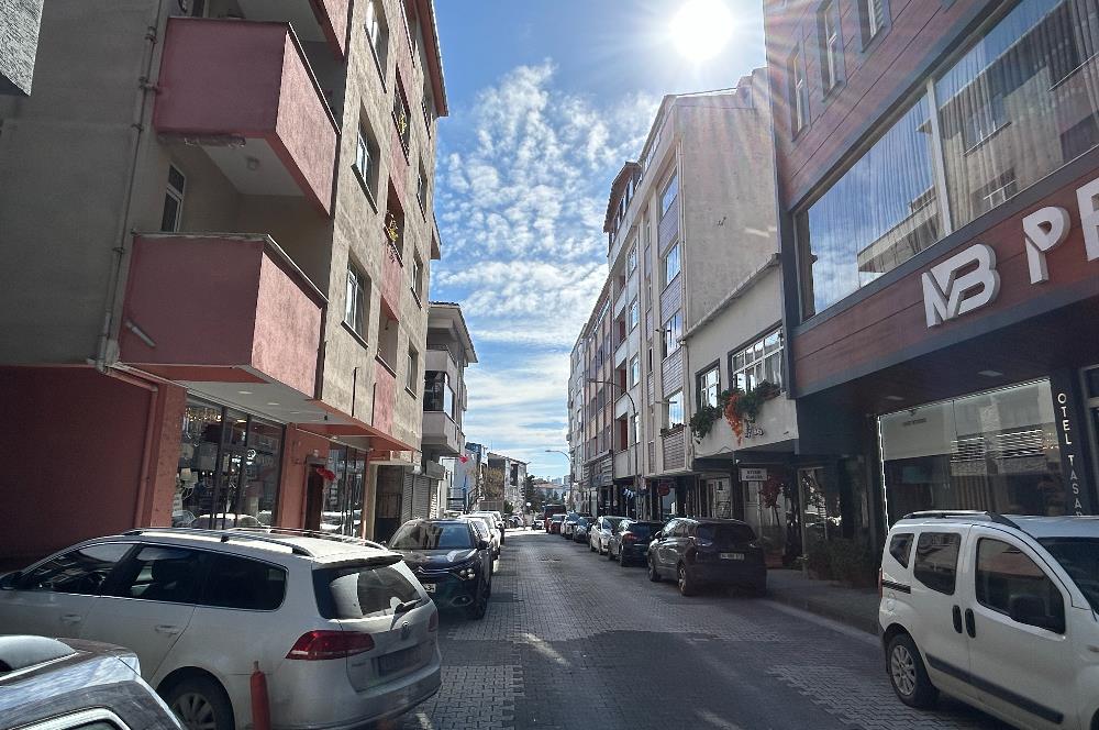 Ataşehir Fetihte Mobilyacılar Çarşısında Komple Bina