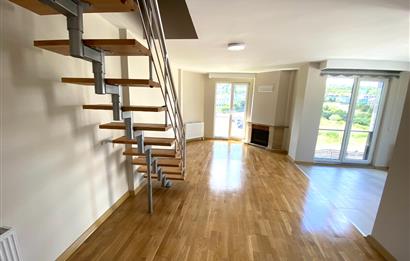 Zekeriyaköy'de Kiralık 2,5+1 Çatı Dubleks Daire