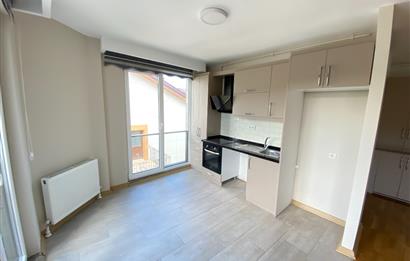 Zekeriyaköy'de Kiralık 2,5+1 Çatı Dubleks Daire