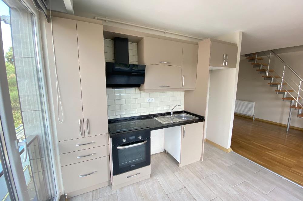 Zekeriyaköy'de Kiralık 2,5+1 Çatı Dubleks Daire