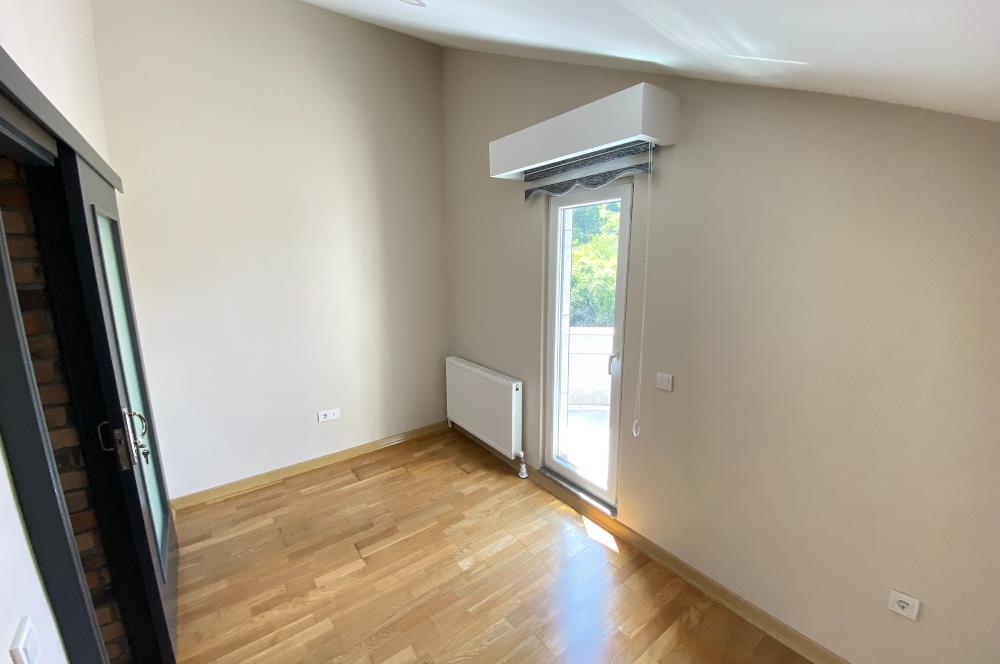 Zekeriyaköy'de Kiralık 2,5+1 Çatı Dubleks Daire