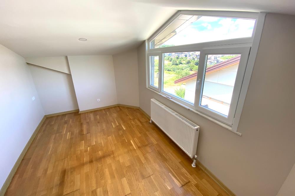 Zekeriyaköy'de Kiralık 2,5+1 Çatı Dubleks Daire