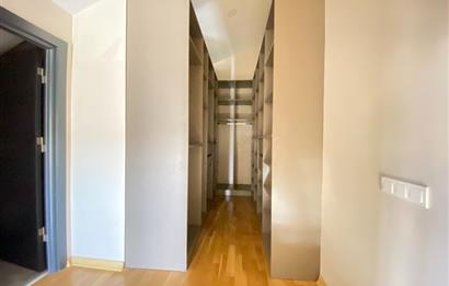 Zekeriyaköy'de Kiralık 2,5+1 Çatı Dubleks Daire