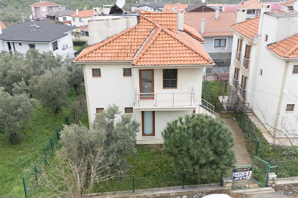 C21 Cius; Umurbey'de 300m2 Bahçeli 5+1 Müstakil Tripleks Villa