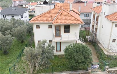 C21 Cius; Umurbey'de 300m2 Bahçeli 5+1 Müstakil Tripleks Villa