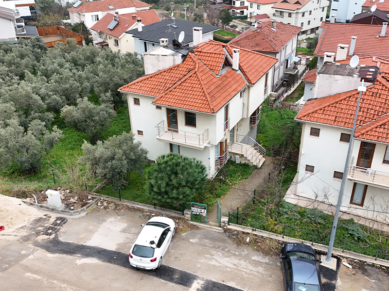 C21 Cius; Umurbey'de 300m2 Bahçeli 5+1 Müstakil Tripleks Villa