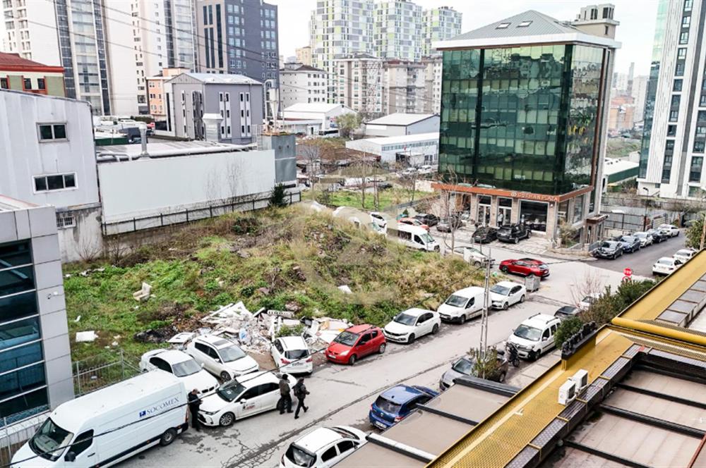 ŞERİFALİ'DE SATILIK KÖŞE PARSEL İMARLI 444M2 ARSA