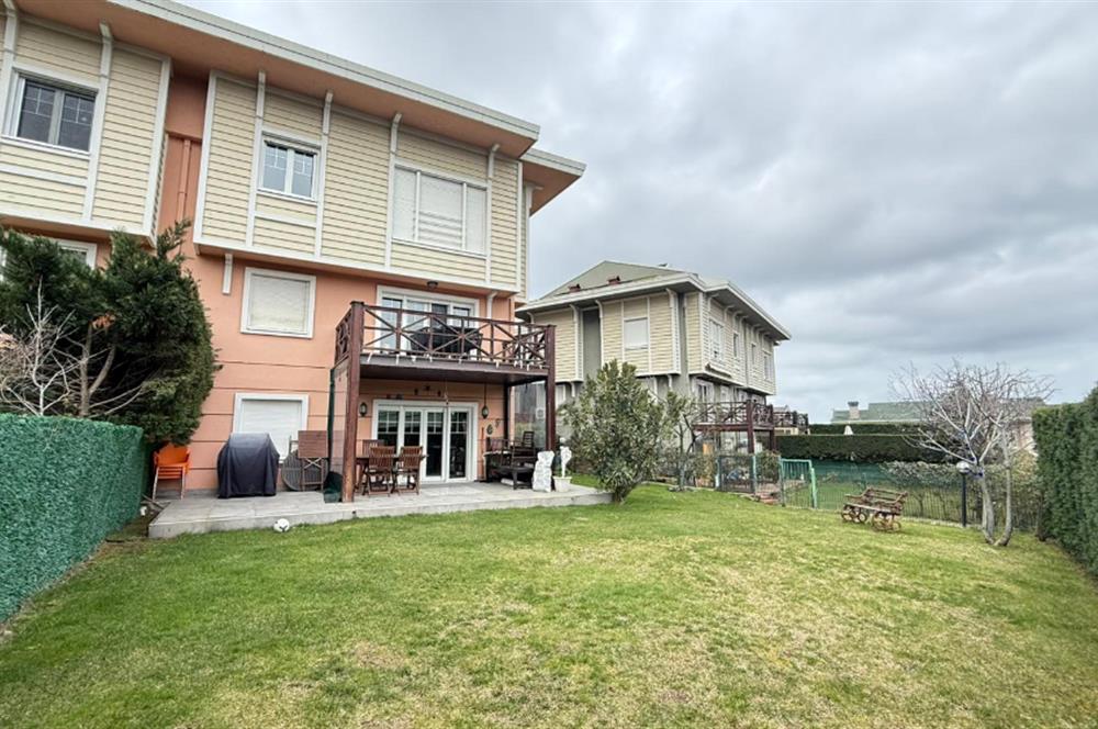 Doğa Evlerinde Geniş Bahçeli Kiralık Villa