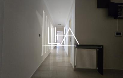 C21'DEN BENTLER SİTESİ'NDE GENİŞ ÇATI DUBLEKSİ KİRALIK DAİRE