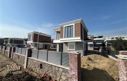 AYVACIKTA SİTE İÇİNDE 3+1 VİLLA