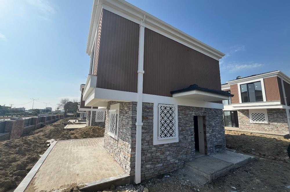 AYVACIKTA SİTE İÇİNDE 3+1 VİLLA