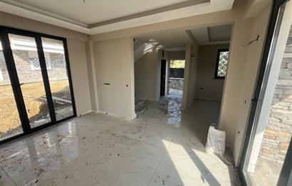 AYVACIKTA SİTE İÇİNDE 3+1 VİLLA