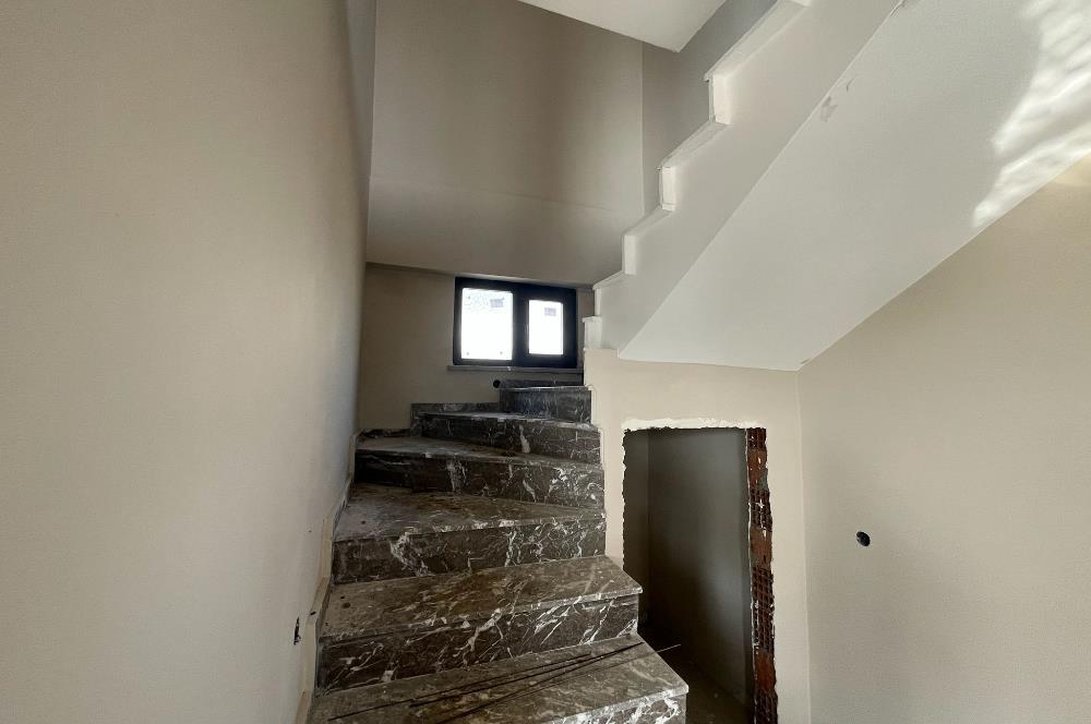 AYVACIKTA SİTE İÇİNDE 3+1 VİLLA