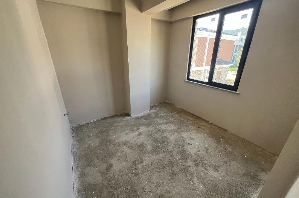 AYVACIKTA SİTE İÇİNDE 3+1 VİLLA