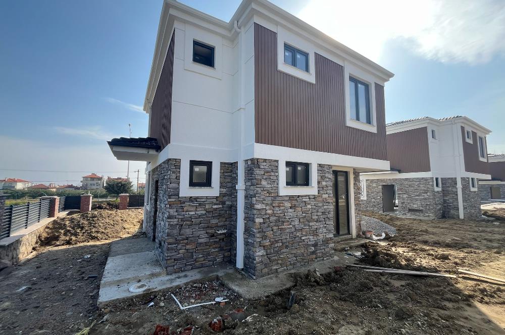 AYVACIKTA SİTE İÇİNDE 3+1 VİLLA