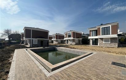 AYVACIKTA SİTE İÇİNDE 3+1 VİLLA