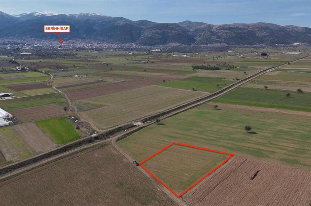 DENİZLİ SERİNHİSAR CUMHURİYET MAHALLESİ'NDE SATILIK 3271m2 TARLA