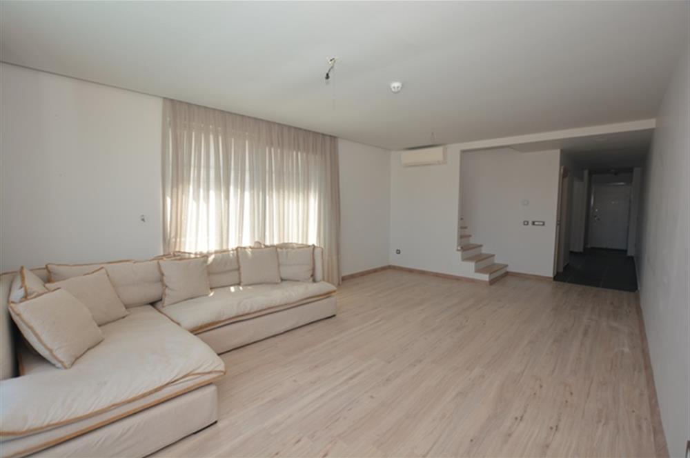 Zekeriyaköy Çarşıda Kiralık Çatı Dubleks Daire