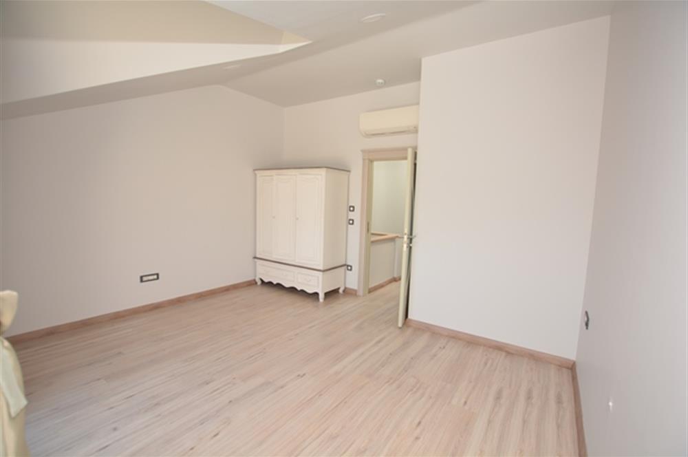 Zekeriyaköy Çarşıda Kiralık Çatı Dubleks Daire