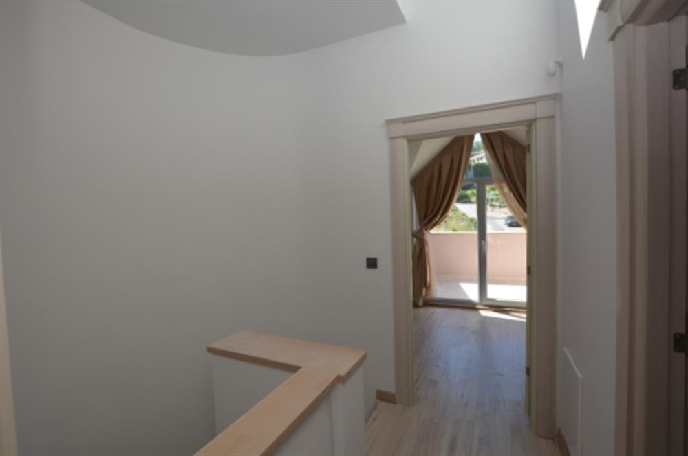 Zekeriyaköy Çarşıda Kiralık Çatı Dubleks Daire