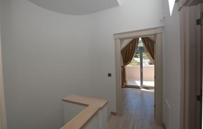 Zekeriyaköy Çarşıda Kiralık Çatı Dubleks Daire