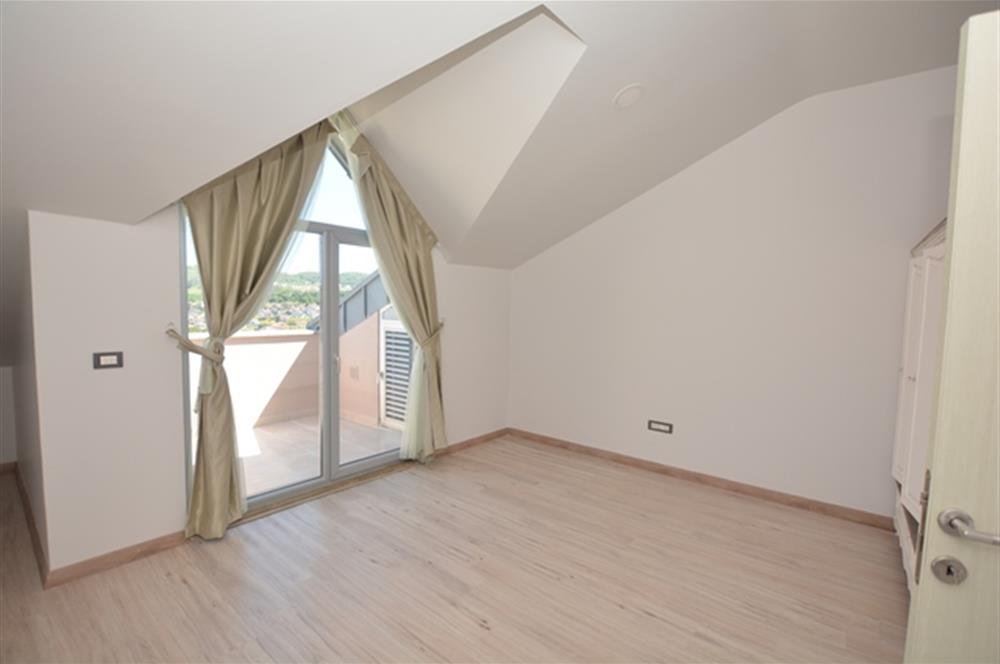 Zekeriyaköy Çarşıda Kiralık Çatı Dubleks Daire