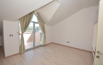 Zekeriyaköy Çarşıda Kiralık Çatı Dubleks Daire