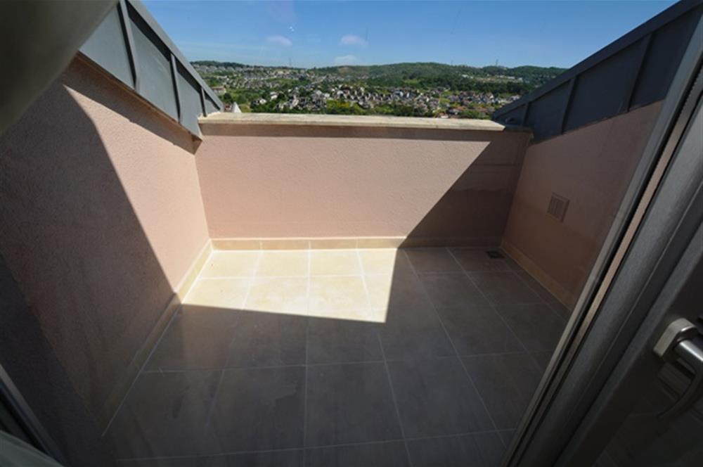 Zekeriyaköy Çarşıda Kiralık Çatı Dubleks Daire