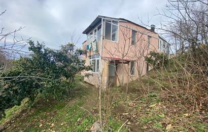 ORDU PERŞEMBE ÇAYTEPE’DE EŞSİZ DENİZ MANZARALI MÜSTAKİL EV VE GENİŞ ARSA FIRSATI