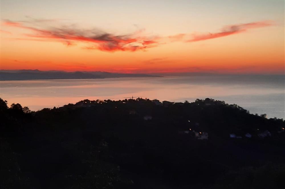 ORDU PERŞEMBE ÇAYTEPE’DE EŞSİZ DENİZ MANZARALI MÜSTAKİL EV VE GENİŞ ARSA FIRSATI