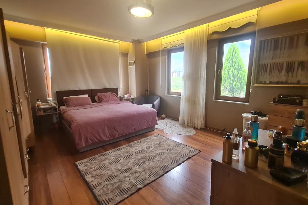 KARTEPE SUADİYEDE TRİPLEKS HAVUZLU VİLLA VE 4 BUNGALOV