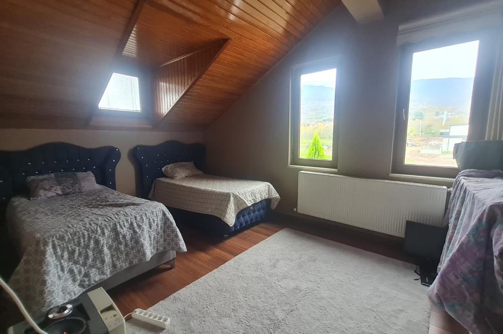 KARTEPE SUADİYEDE TRİPLEKS HAVUZLU VİLLA VE 4 BUNGALOV