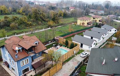 KARTEPE SUADİYEDE TRİPLEKS HAVUZLU VİLLA VE 4 BUNGALOV