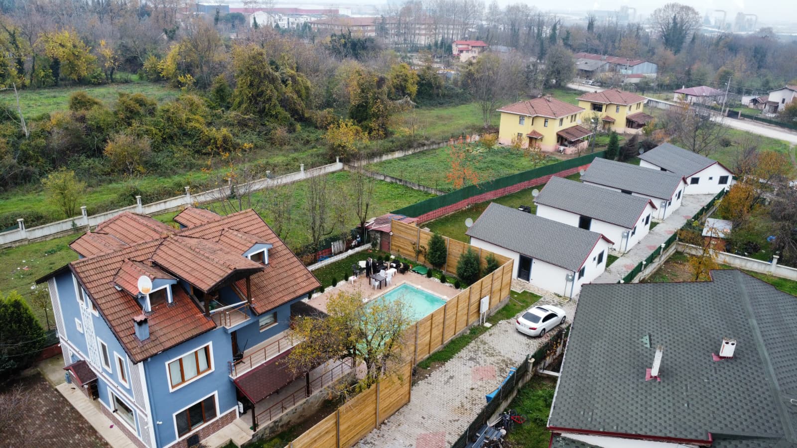 KARTEPE SUADİYEDE TRİPLEKS HAVUZLU VİLLA VE 4 BUNGALOV