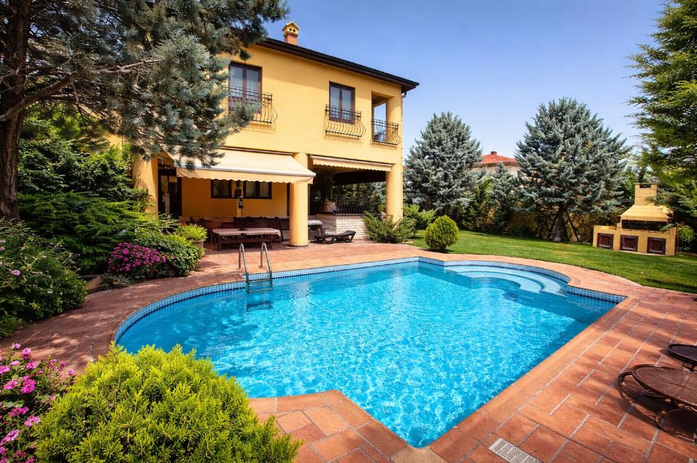 GÖLBAŞI'NDA 1500 m² ARSA İÇİNDE HAVUZLU 7+1 SATILIK LÜKS VİLLA