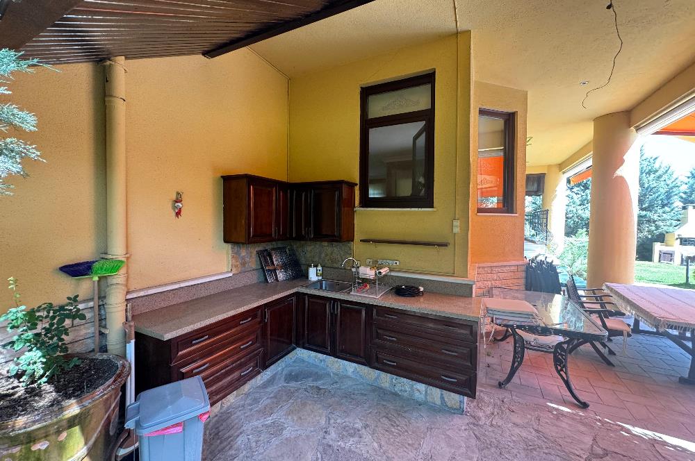 GÖLBAŞI'NDA 1500 m² ARSA İÇİNDE HAVUZLU 7+1 SATILIK LÜKS VİLLA