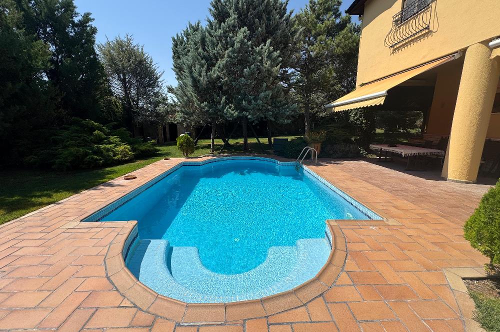 GÖLBAŞI'NDA 1500 m² ARSA İÇİNDE HAVUZLU 7+1 SATILIK LÜKS VİLLA