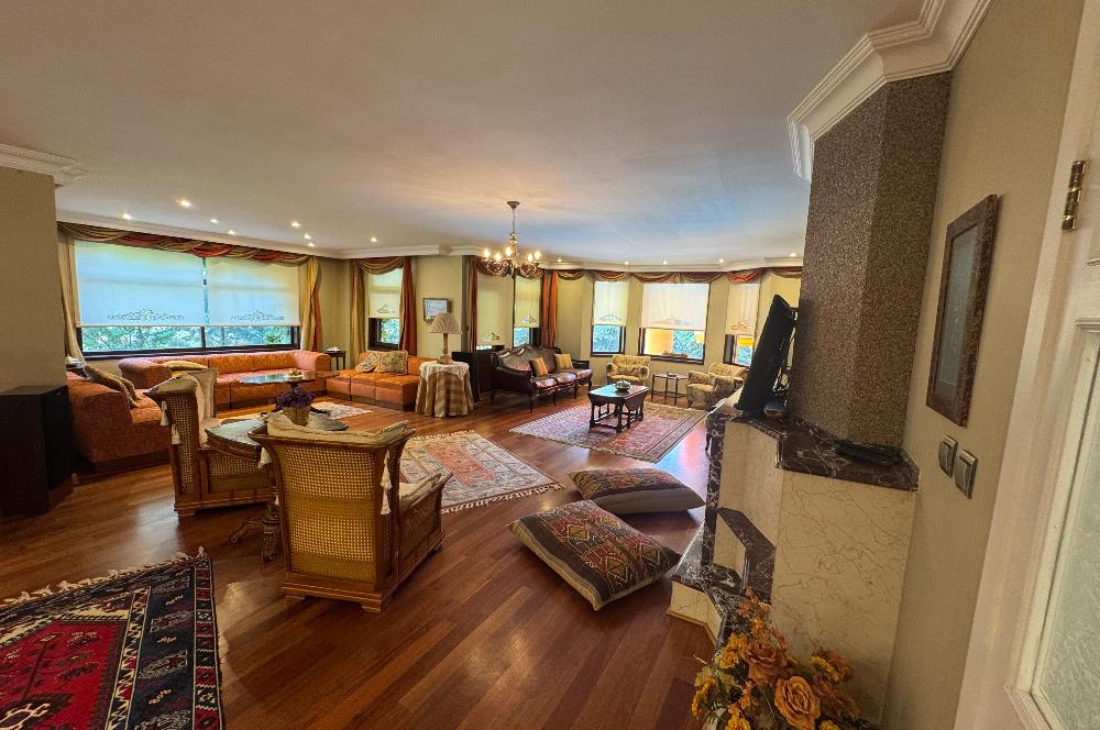 GÖLBAŞI'NDA 1500 m² ARSA İÇİNDE HAVUZLU 7+1 SATILIK LÜKS VİLLA