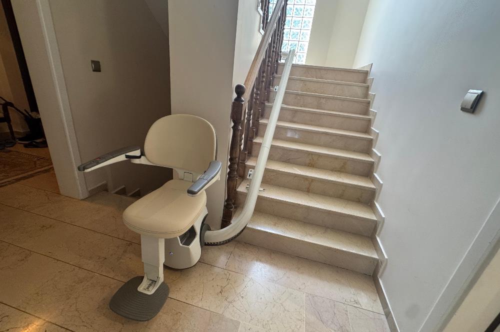 GÖLBAŞI'NDA 1500 m² ARSA İÇİNDE HAVUZLU 7+1 SATILIK LÜKS VİLLA