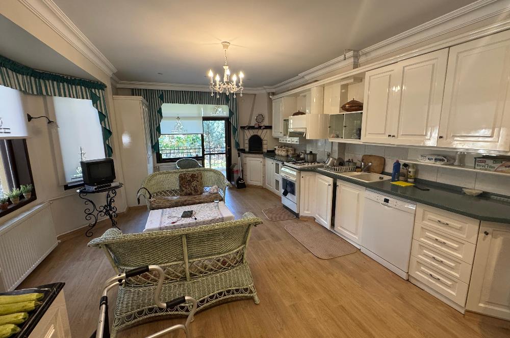 GÖLBAŞI'NDA 1500 m² ARSA İÇİNDE HAVUZLU 7+1 SATILIK LÜKS VİLLA