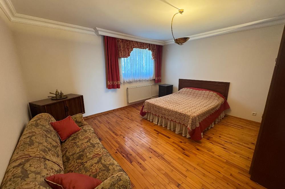 GÖLBAŞI'NDA 1500 m² ARSA İÇİNDE HAVUZLU 7+1 SATILIK LÜKS VİLLA