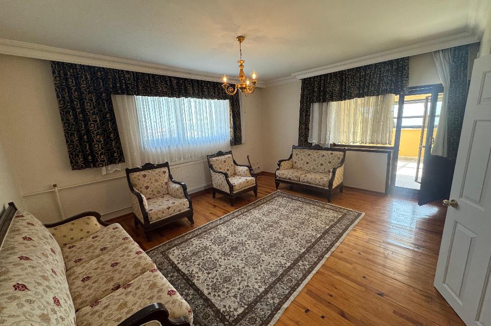 GÖLBAŞI'NDA 1500 m² ARSA İÇİNDE HAVUZLU 7+1 SATILIK LÜKS VİLLA